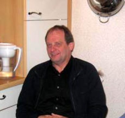 <span>Helmut, 69</span>&nbsp;<span style='width: 25px; height: 16px; float: right; background-image: url(/bitmaps/flags_small/DE.PNG)'>&nbsp;</span><br><span>Knüllwald, เยอรมนี</span>&nbsp;<input type='button' class='joinbtn' style='float: right' value='JOIN NOW' />