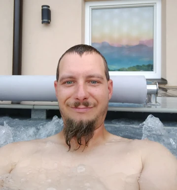 <span>Sebastian, 38</span>&nbsp;<span style='width: 25px; height: 16px; float: right; background-image: url(/bitmaps/flags_small/DE.PNG)'>&nbsp;</span><br><span>Schongau, Niemcy</span>&nbsp;<input type='button' class='joinbtn' style='float: right' value='JOIN NOW' />