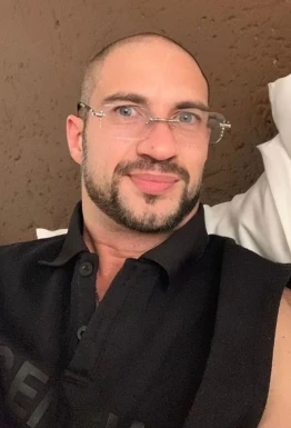 <span>Hoffman, 56</span>&nbsp;<span style='width: 25px; height: 16px; float: right; background-image: url(/bitmaps/flags_small/US.PNG)'>&nbsp;</span><br><span>Boston, Stati Uniti d'America</span>&nbsp;<input type='button' class='joinbtn' style='float: right' value='JOIN NOW' />